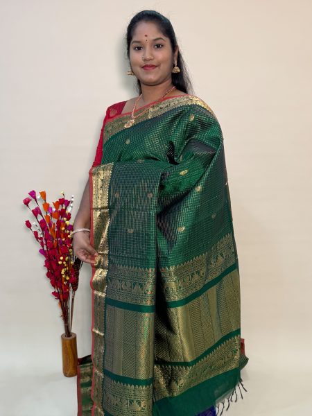 Mangalgiri Silk Cotton Checked Buttas In Green With Traditional Border